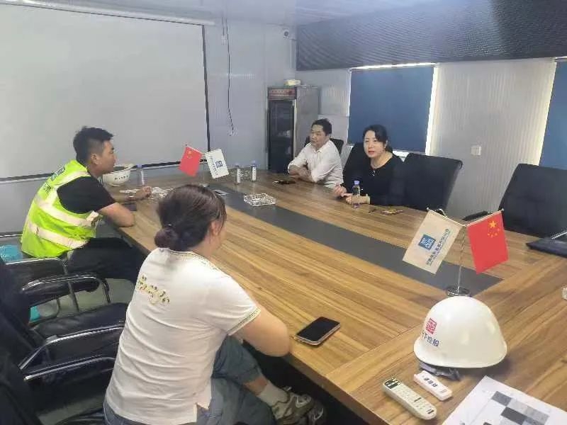 会议室里的人 中度可信度描述已自动生成