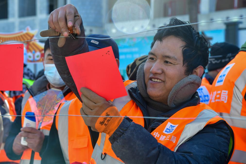 人和小孩 中度可信度描述已自动生成