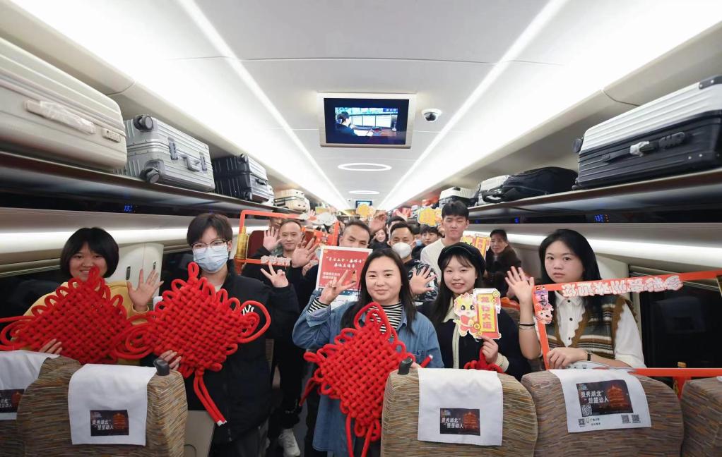 一群人站在火车旁 中度可信度描述已自动生成