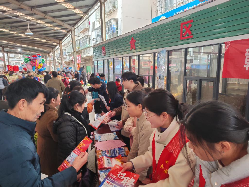 一群人在排队 描述已自动生成