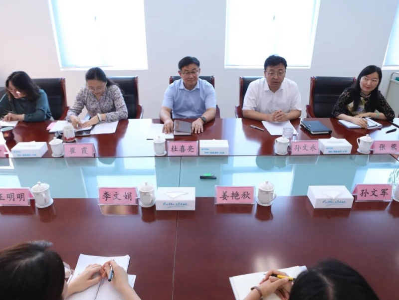 济南市技师学院组织召开十佳青年教师座谈会